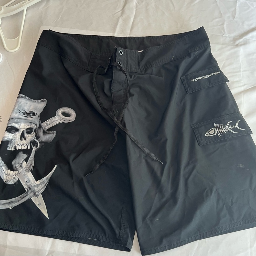 Tormentor Board Shorts Measures 38 Black Pirate Skull 8-Way Stretch